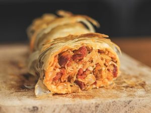 Káposztás-kolbászos rétes recept
