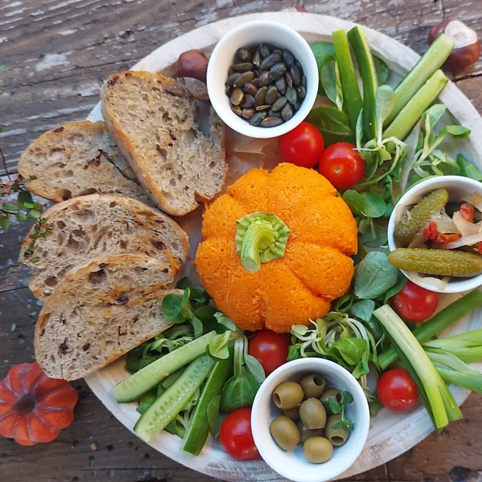 Őszi hidegtál túrókrémmel, olívabogyóval, bébiuborka savanyúsággal, pirított kenyérrel, paradicsommal, friss salátával