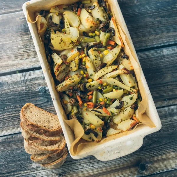 Tepsis zöldség fűszerezve, mellette pirítós