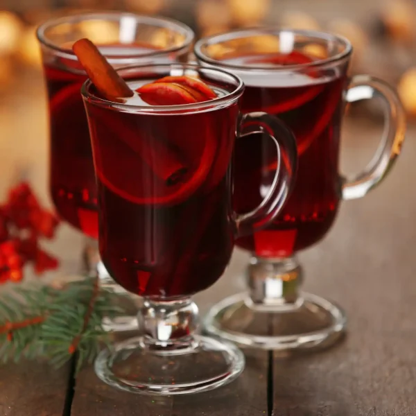 Forralt bor forró, meleg téli ital poharakban, fahéjjal, narancskarikával tálalva