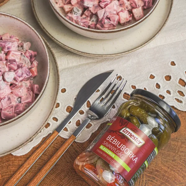 Ízmester bébiuborka savanyúság üveg céklás-majonézes salátával, tányérokkal és evőeszközökkel.