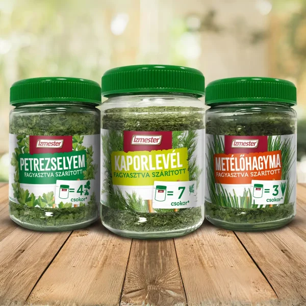 3 darab fagyasztva szárított zöldfűszer üveges kiszerelésben fa asztalon egymás mellett