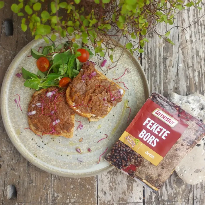 Tatár beefsteak tányéron felülnézetből