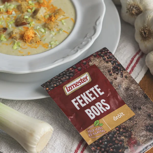 Póréhagyma krémleves fehér tányérban