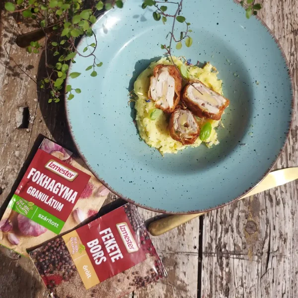 Göngyölt hús krumplipüré ágyon kék tányérban felülnézetből