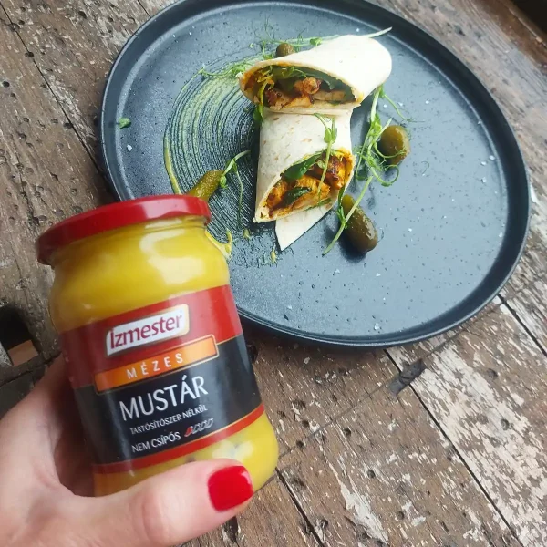 Csirkés zöldséges wrap mézes mustárral tányéron, mellette mézes mustáros üveg