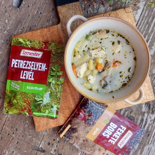 Tejfölös zöldségleves bézs tányérban