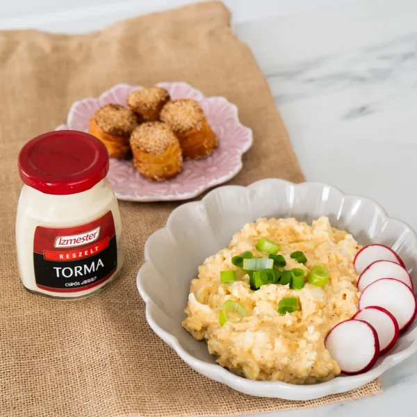 Húsvéti tojáskrém friss retekkel, pogácsával és reszelt tormával