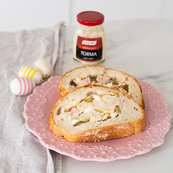 Húsvéti töltött kenyér reszelt tormával, sonkával és sajttal