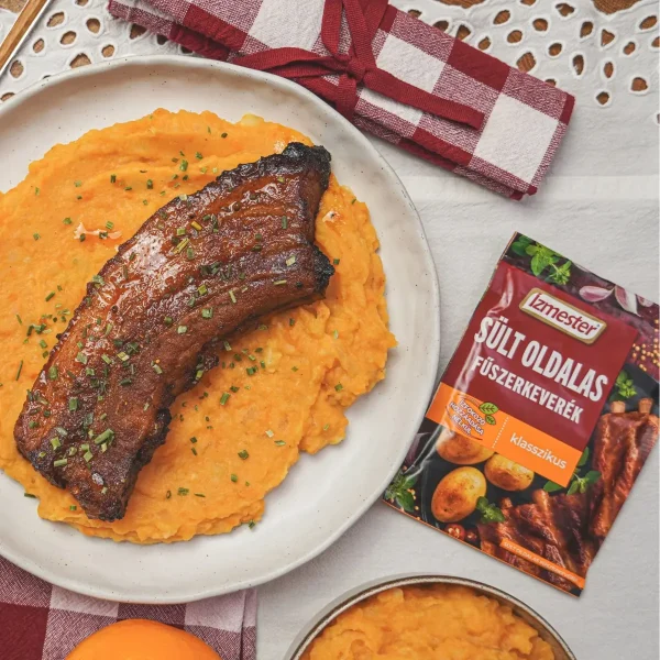 sült oldalas édesburgonya ágyon fehér tányéron