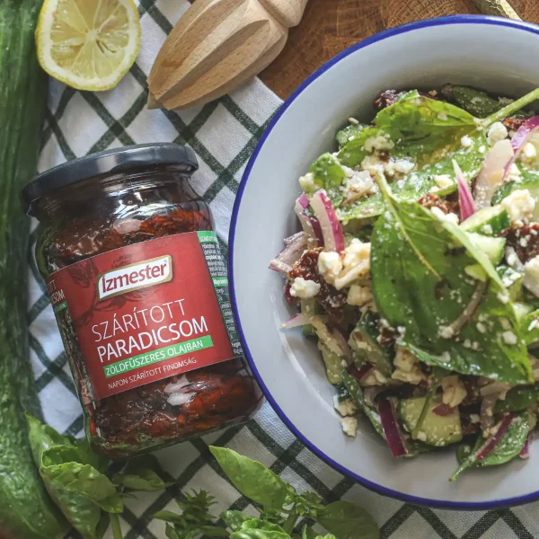Saláta friss levelekkel, sajttal, lilahagymával, mellette Ízmester szárított paradicsom üvegben