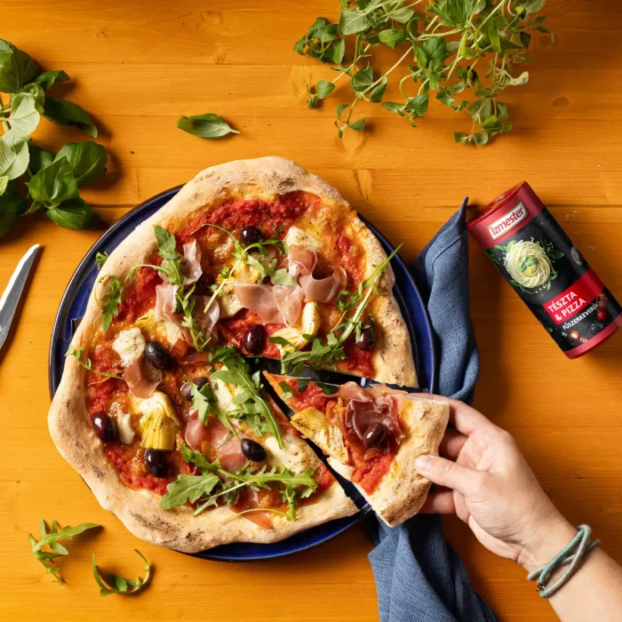 pizza tészta és pizza fűszerkeverék dobozzal
