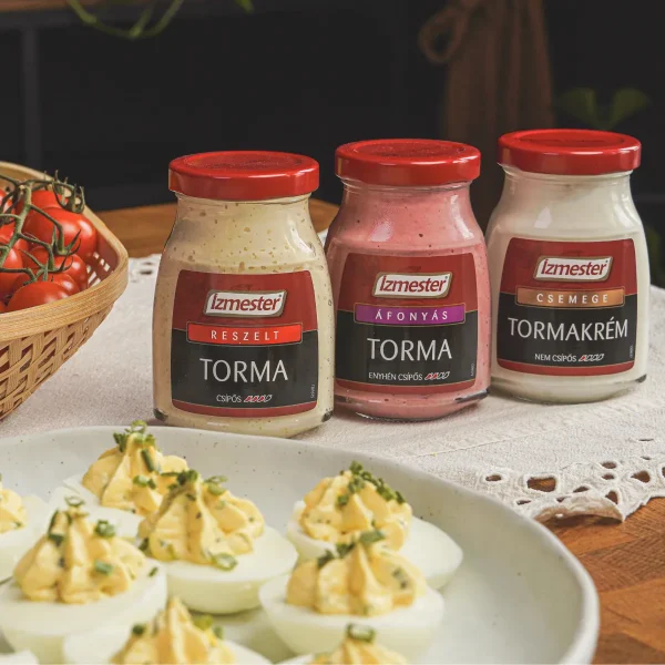 Húsvéti töltött tojás tányéron 3-féle üveges tormával