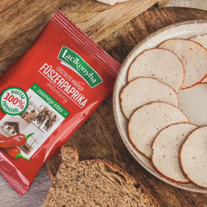 Házi paprikás pulykafelvágott tányéron mellette csemege édes magyar fűszerpaprika