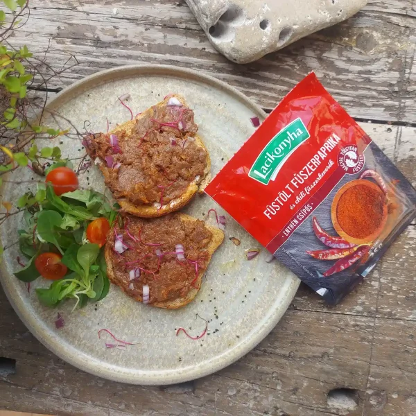 Tatár beefsteak fehér tányéron