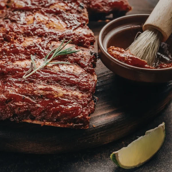 Sült oldalas fűszerezve, friss rozmaringgal dísztíve