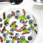 Áfonyás chia puding tálban