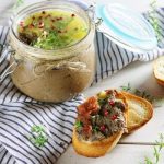 Almás bacon jam szalonna lekvár üveg edényben konyharuhán, mellette pirítós