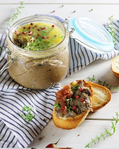 Almás bacon jam szalonna lekvár üveg edényben konyharuhán, mellette pirítós