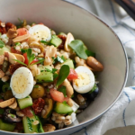 Árpagyöngy saláta mogyoróval tálban asztalon