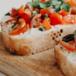 Bruschetta pirított kenyérrel fa deszkán tálalva