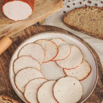 házi csirkemellsonka szeletek tányéron