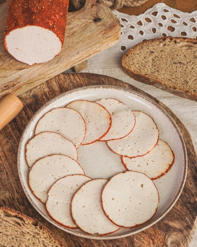 házi csirkemellsonka szeletek tányéron