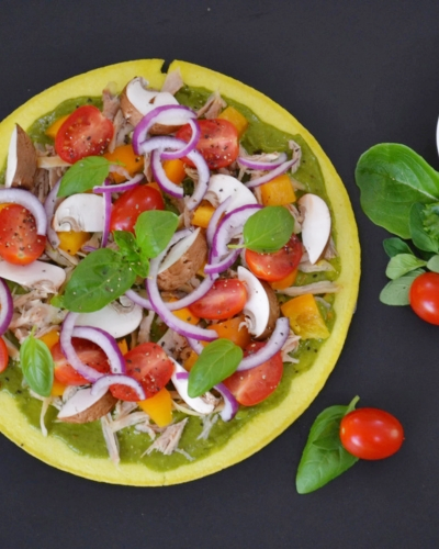 Csirkés gombás spenótos saláta egy tálban, lilahagymával, paradicsommal