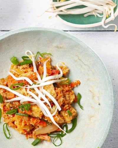 Csirkés quinoa egytálétel saláta babcsírával tálalva tányéron