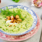 Cukkinis burgonyakrémleves tányérban