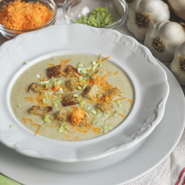 Francia hagymakrémleves fotó tányérban