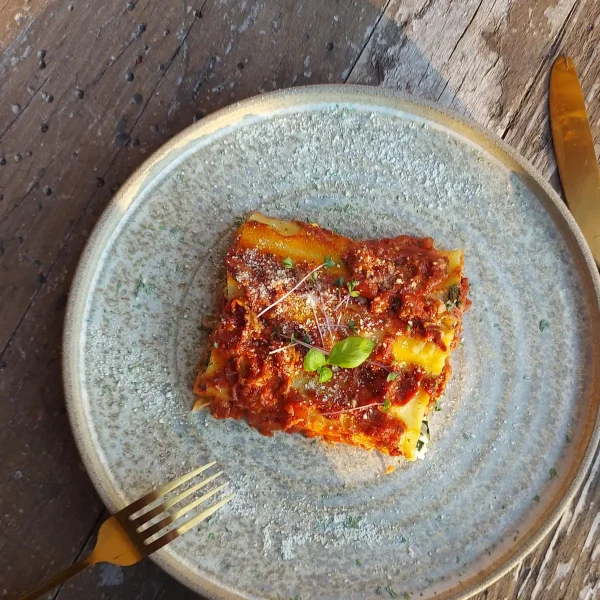 Lasagne szelet tányéron felülnézetből