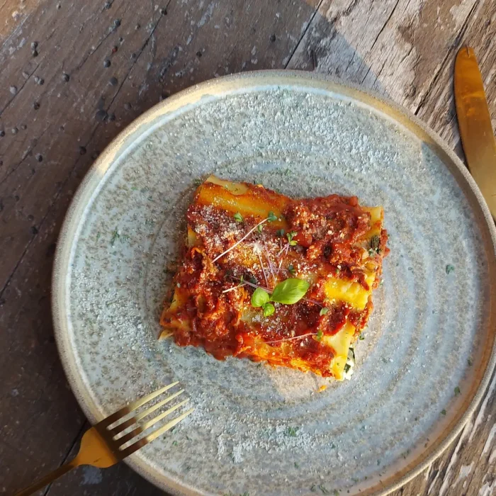 Lasagne szelet tányéron felülnézetből