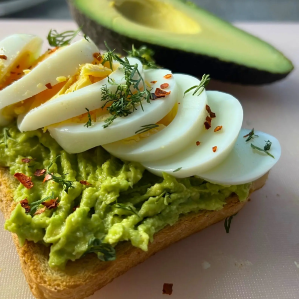 Avokádókrém szeletelt tojásszeletekkel kenyérszeleten