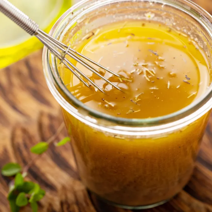 Mustáros vinaigrette öntet tálban