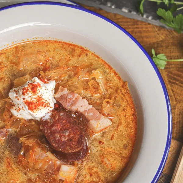 savanyú káposztaleves tejföllel kolbászkarikával