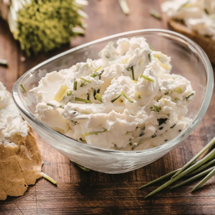 Zöldfűszeres, snidlinges túrókrém üvegtálban fa asztalon