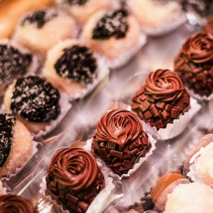 Ízletes csokoládés desszert, trüffel asztalon tálalva