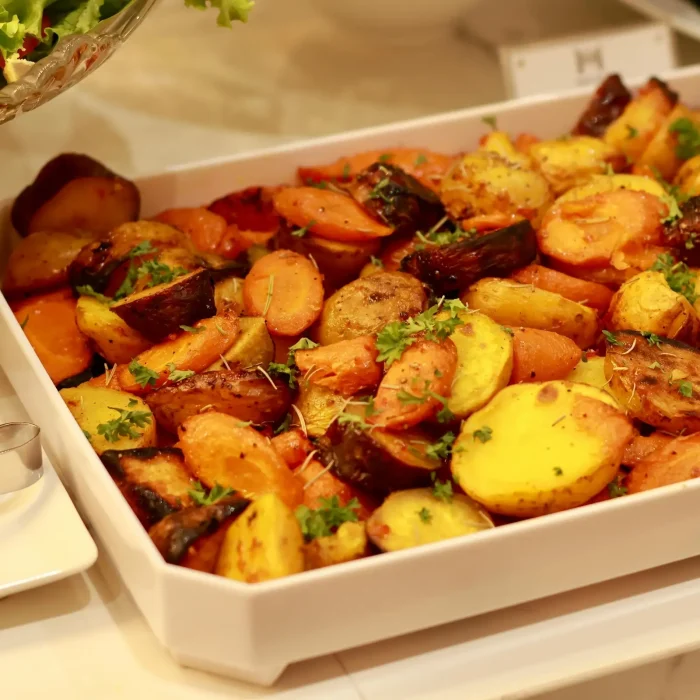 Tepsis krumpli fehér tálban