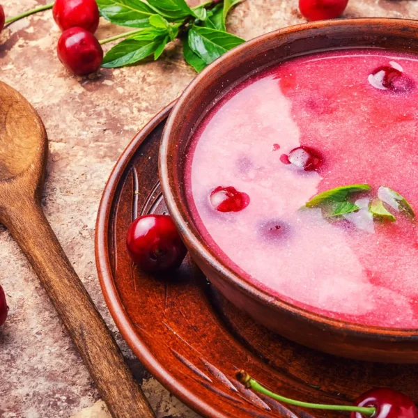 Meggyleves tányérban fakanállal