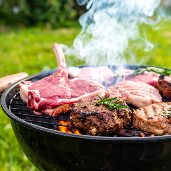 Különféle húsok grillezése szabadtéri grillrácson