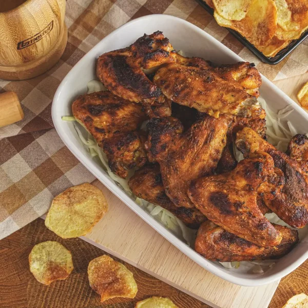 Grillezett csirkeszárnyak fehér tálban