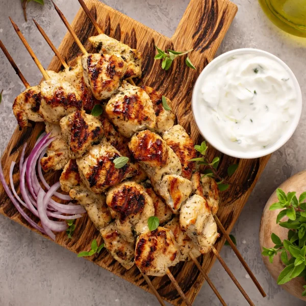 Nyárson sült csirkemell tzatzikivel fatányéron