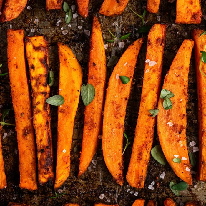 Sült édesburgonya csíkok egymás mellé helyezve