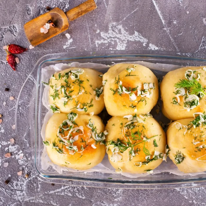 Töltött óriás pogácsa üvegtálban