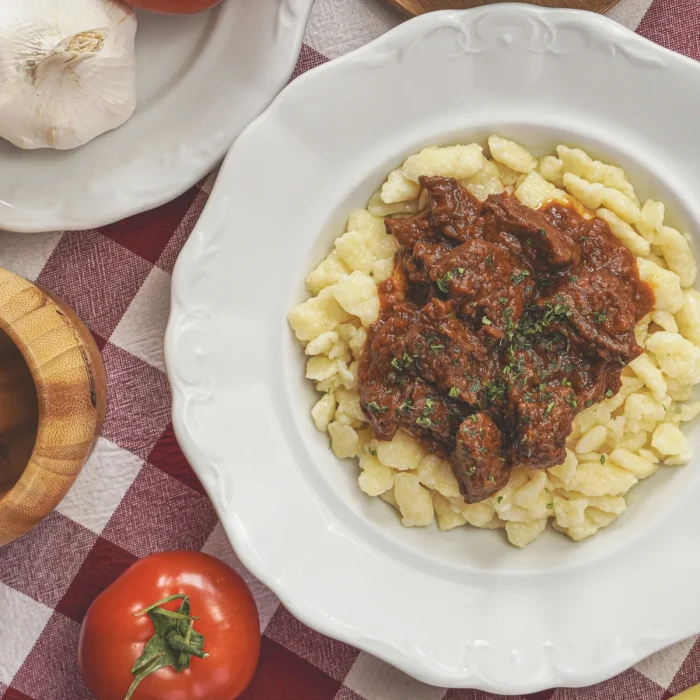 Marhapörkölt fehér tányérban