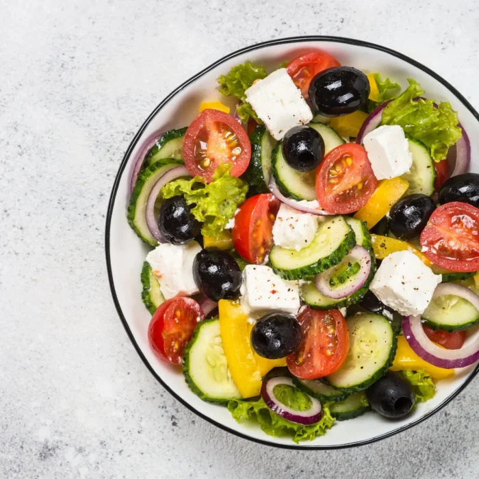 Olajbogyós saláta tányérban