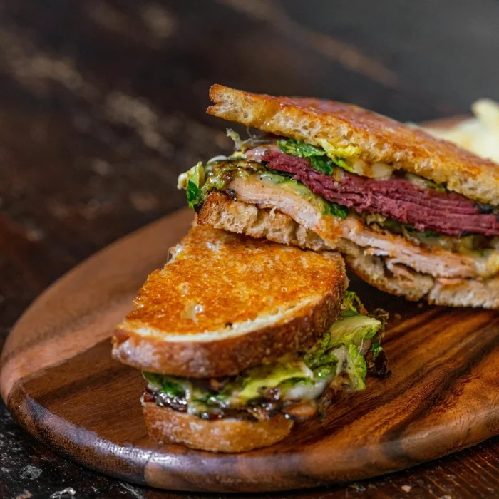 Toast szendvocs zöldséggel fadeszkán mézes mustáros szósszal