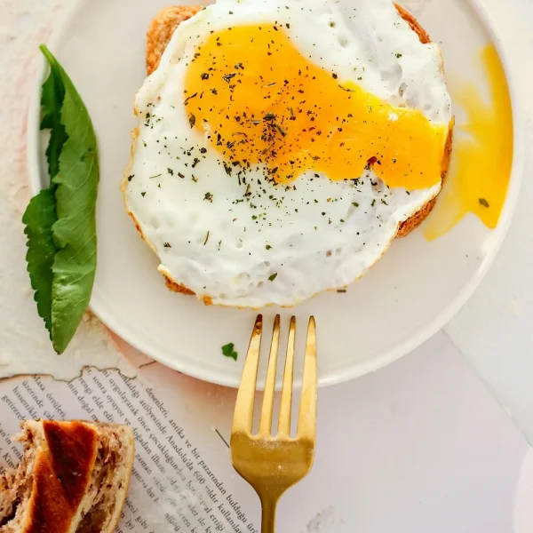 Tükörtojás tányéron