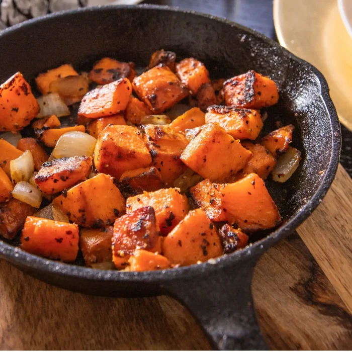 Krumplis egytálétel fekete tányérban